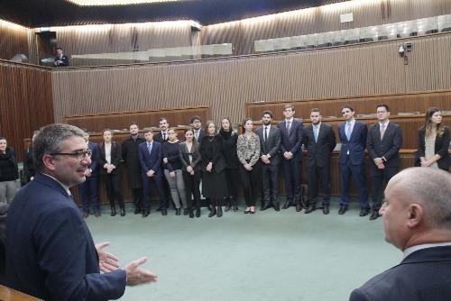 L'assessore regionale Pierpaolo Roberti accoglie nell'Aula del Consiglio regionale i 21 studenti di origine italiana provenienti da tutto il mondo che stanno frequentando il Corso Origini promosso dal Mib School of management di Trieste.